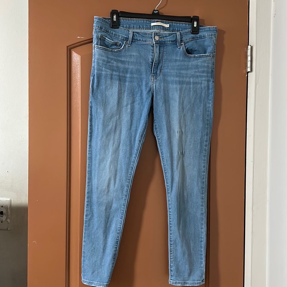 Women  Levi 711 light wash ankle jeans
